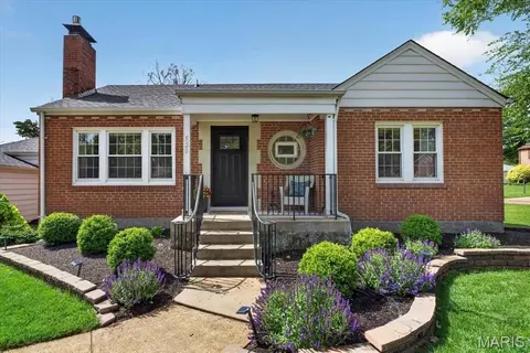 520 Sunningwell Dr, Saint Louis, MO 63119