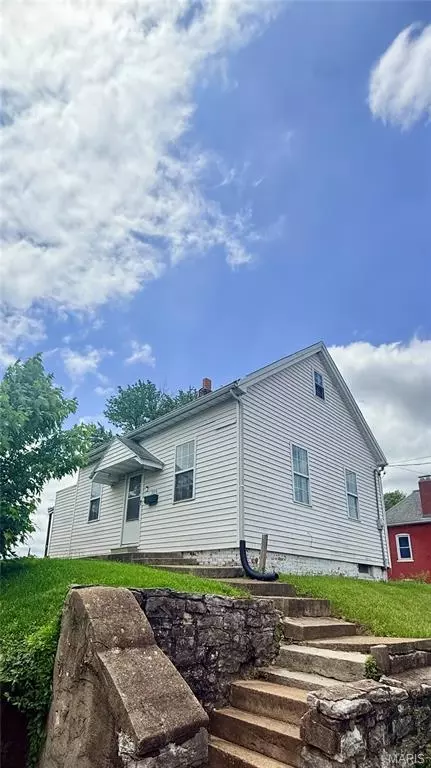 1025 E 7th St, Alton, IL 62002