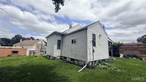 Exterior - 1025 E 7th St, Alton, IL 62002 photo 3 of 5