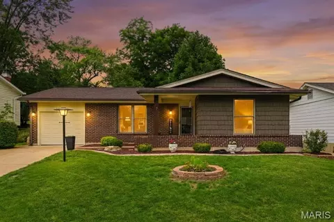 2451 Wesbay Dr, Maryland Heights, MO 63043