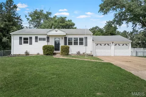 207 Hillsdale Dr, Ballwin, MO 63011