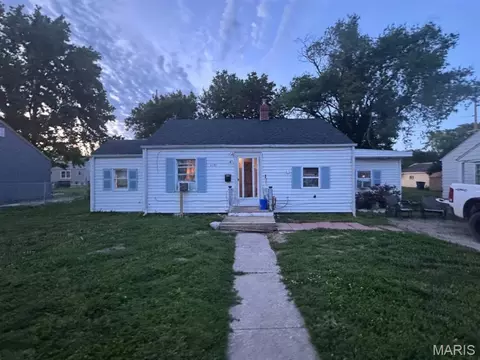 1121 E Lorena Ave, Wood River, IL 62095