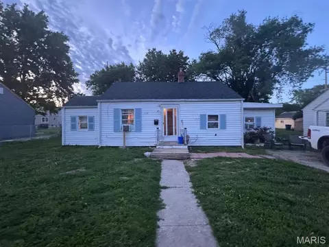 1121 E Lorena Ave, Wood River, IL 62095