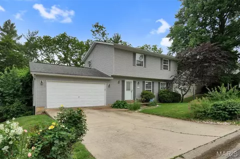 4723 Brecht Ln, Godfrey, IL 62035