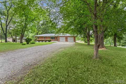 Exterior - 411 E Roosevelt Dr, Moro, IL 62067 photo 4 of 21