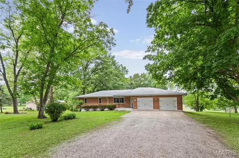 411 E Roosevelt Dr, Moro, IL 62067