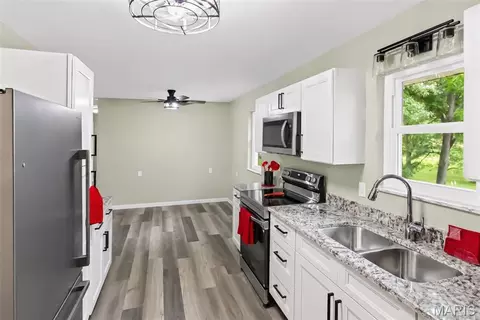 Kitchen - 411 E Roosevelt Dr, Moro, IL 62067 photo 4 of 5
