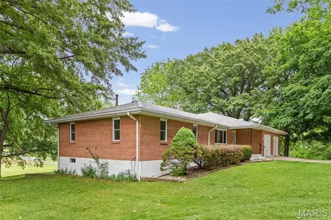 Exterior - 411 E Roosevelt Dr, Moro, IL 62067 photo 5 of 21