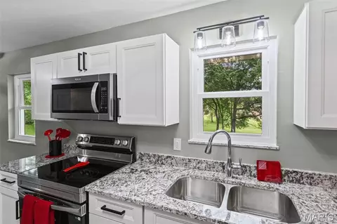 Kitchen - 411 E Roosevelt Dr, Moro, IL 62067 photo 3 of 5