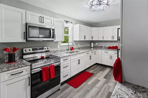 Kitchen - 411 E Roosevelt Dr, Moro, IL 62067 photo 2 of 5