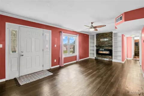 Living - 202 Drewel Ct, Eureka, MO 63025 photo 2 of 6