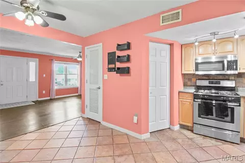 Entry Way - 202 Drewel Ct, Eureka, MO 63025 photo 2 of 2