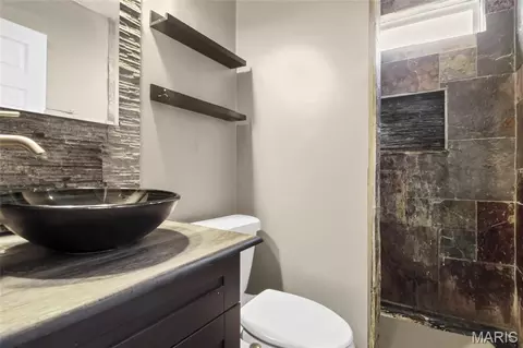 Bath - 202 Drewel Ct, Eureka, MO 63025 photo 1 of 2