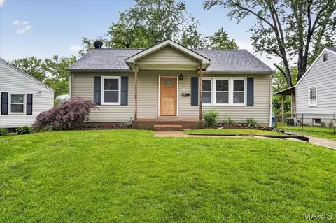 9816 Meadow View Dr, Saint Louis, MO 63114