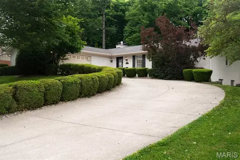 43 Clover Dr, Belleville, IL 62221