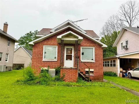 906 Sumner St, Carlinville, IL 62626