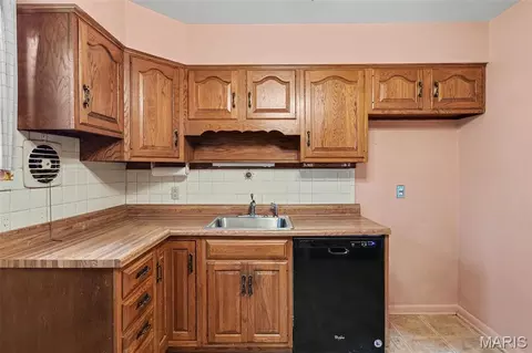 Kitchen - 228 Newton Pl, Ballwin, MO 63021 photo 2 of 2