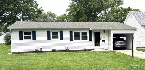 719 Robin St, Greenville, IL 62246