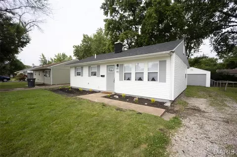 913 Royal Heights Rd, Belleville, IL 62226