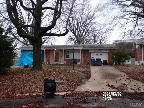 379 Porchester Dr, Saint Louis, MO 63125