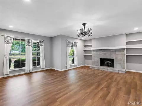 Living - 43 E Nottingham Cir, Sullivan, MO 63080 photo 4 of 8