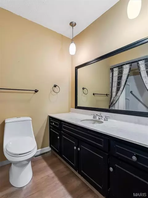 Bath - 43 E Nottingham Cir, Sullivan, MO 63080 photo 1 of 2