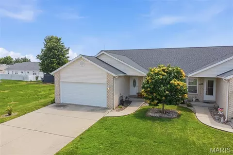 125 Auburn Ct #A, Highland, IL 62249