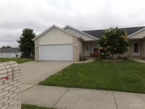 125 Auburn Ct #A, Highland, IL 62249
