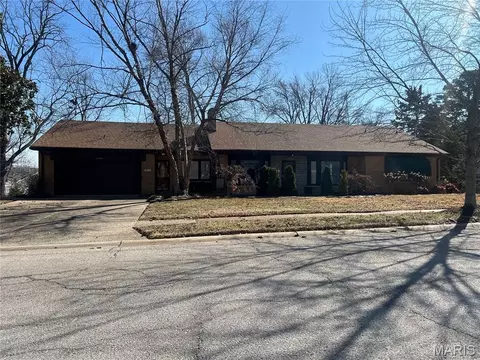 3540 Wintergreen Ln, Saint Louis, MO 63125