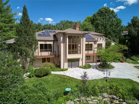 13600 Park Place Ct, Saint Louis, MO 63131