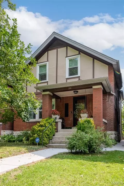 20 Lawn Pl, Saint Louis, MO 63110