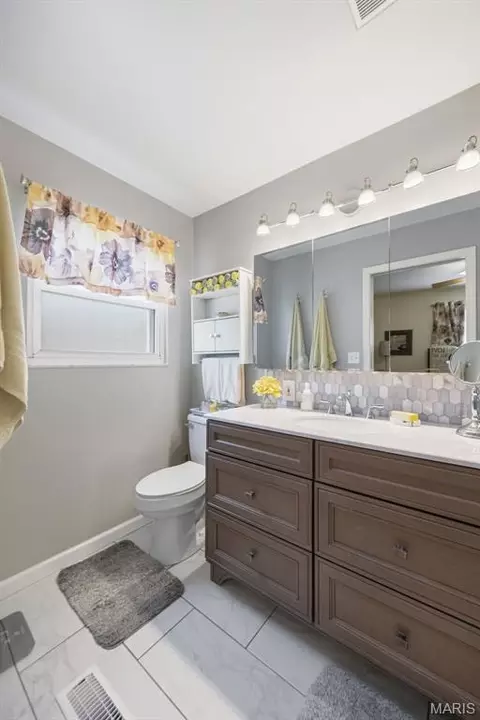 Bath - 502 Wicklow Dr, Manchester, MO 63021 photo 2 of 3