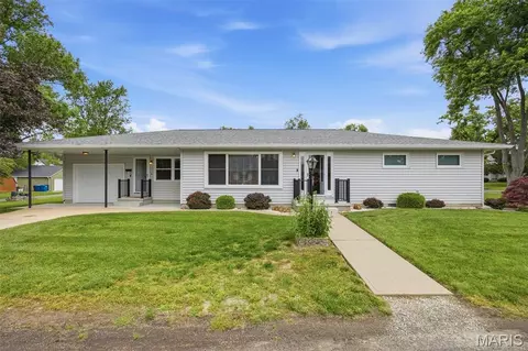 1920 Cypress St, Highland, IL 62249