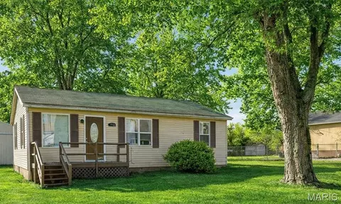 512 Belvedere Dr, Belleville, IL 62223