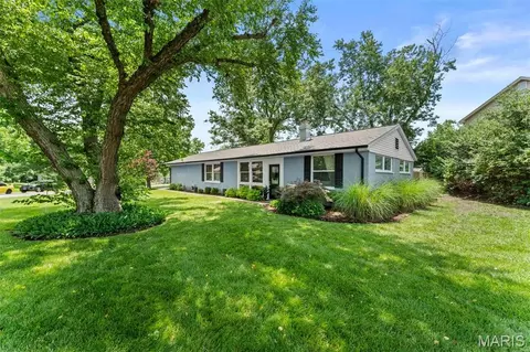 10 Crabapple Ct, Olivette, MO 63132