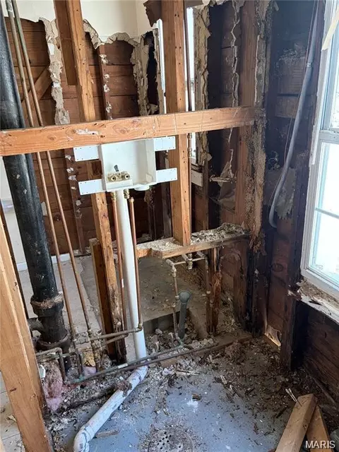 Bath - 317 Mueller Ave, Ferguson, MO 63135 photo 2 of 2