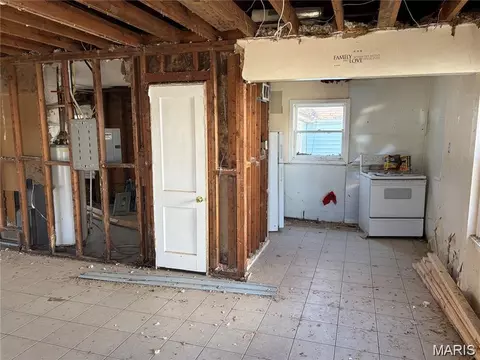 Entry Way - 317 Mueller Ave, Ferguson, MO 63135 photo 2 of 3