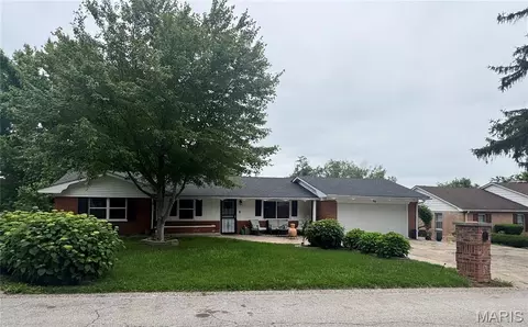 66 Montclair Dr, Fairview Heights, IL 62208