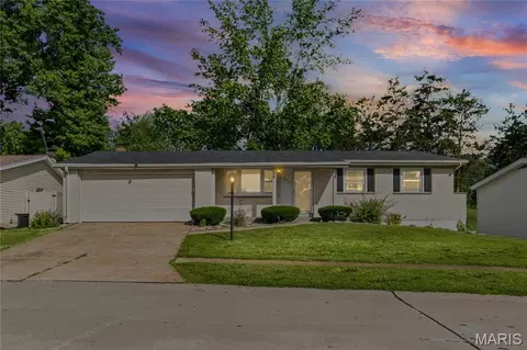 2607 Camino Dr, Saint Louis, MO 63125
