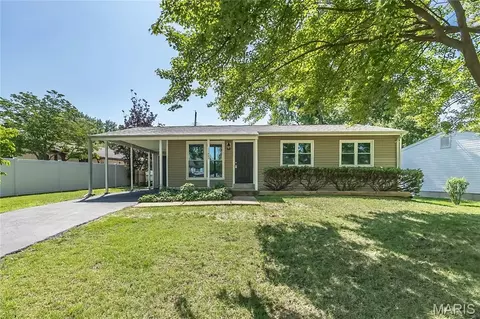 11848 Foxwood Dr, Maryland Heights, MO 63043
