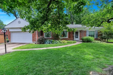 1416 Azalea Dr, Webster Groves, MO 63119