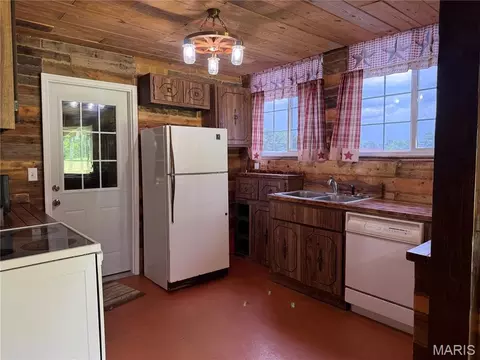 Kitchen - 151 E Doc Lin Dr, Sparta, IL 62286 photo 2 of 3