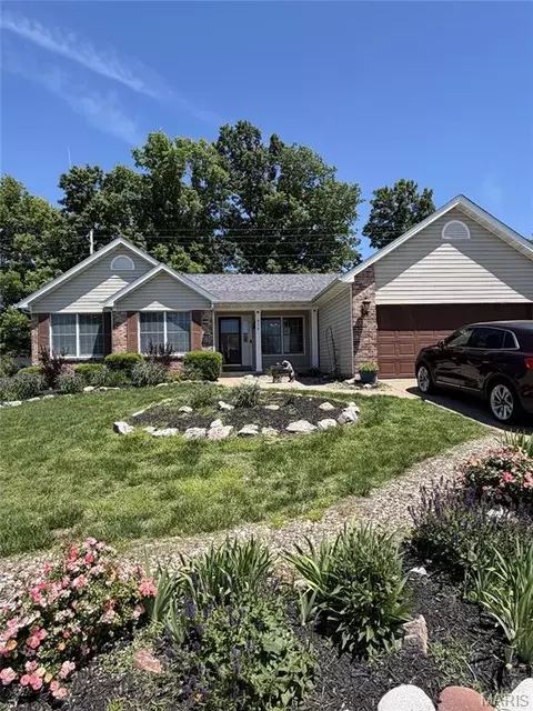 814 Emerald Place Dr, Saint Charles, MO 63304