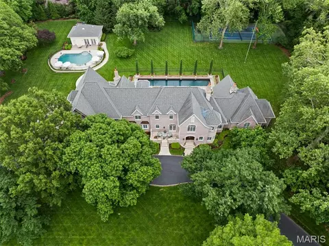 760 Kent Rd, Ladue, MO 63124