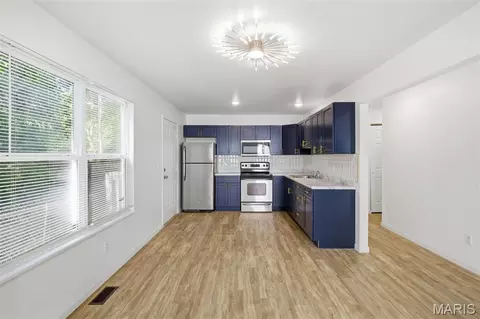 10236 Earl Dr, Saint Louis, MO 63136