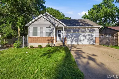 10236 Earl Dr, Saint Louis, MO 63136