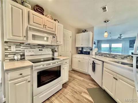 Kitchen - 222 Park Place Ln #2A, Kaiser, MO 65047 photo 4 of 7