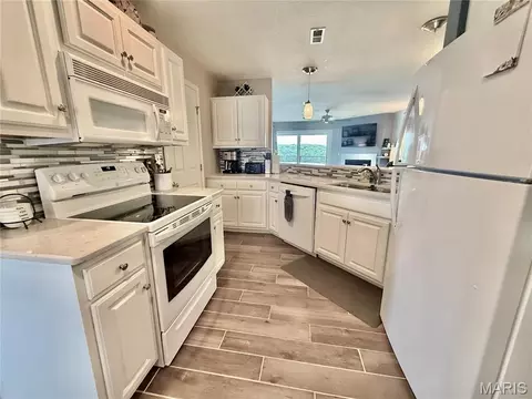 Kitchen - 222 Park Place Ln #2A, Kaiser, MO 65047 photo 5 of 7