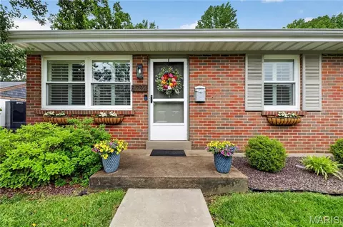 9794 Sherrell Ct, Rock Hill, MO 63119