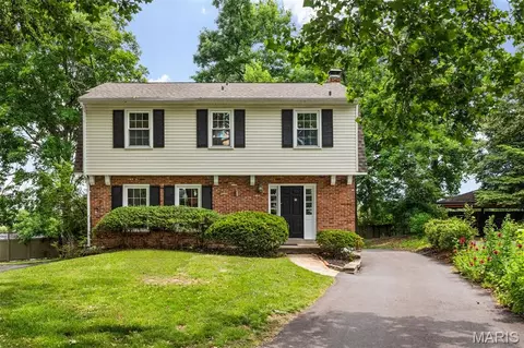 8562 Colonial Ln, Ladue, MO 63124